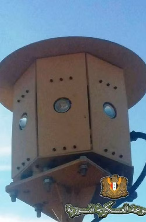 Nguyên lý hoạt động của hệ thống gây nhiễu tên lửa Sarab khá đơn giản, nó tạo ra một nguồn phát bắt chước tín hiệu hồng ngoại đặt ở đuôi tên lửa chống tăng - thiết bị này nhằm giúp người phóng theo dõi vị trí của tên lửa và truyền lệnh thích hợp qua dây dẫn nối từ bệ tới đuôi đạn – qua đó khiến xạ thủ đối phương bị nhầm lẫn tín hiệu dẫn đến chỉ thị sai mục tiêu. Nguồn ảnh: SouthFront