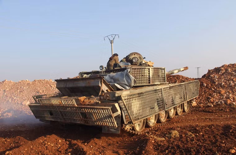 Ngoài Sarab, Quân đội Syria từng cố gắng tăng cường giáp bảo vệ bị động cho các xe tăng T-72, T-55 và T-62. Trong ảnh, một chiếc T-72 lắp giáp lồng chống súng chống tăng RPG. Nguồn ảnh: Imgur