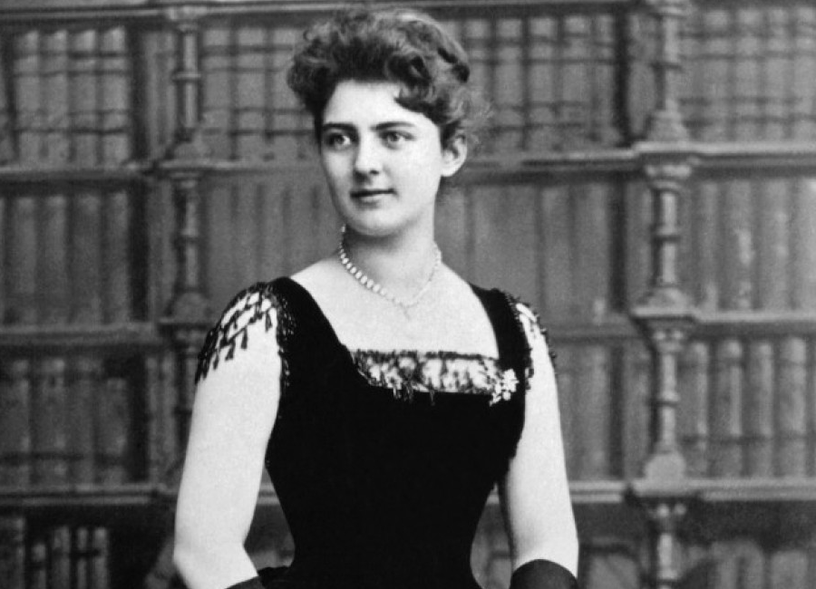 Theo các nhà nghiên cứu lịch sử, mối liên kết giữa Tổng thống Cleveland với Frances Folsom bắt đầu từ khi Đệ nhất phu nhân trẻ nhất lịch sử Mỹ chào đời.