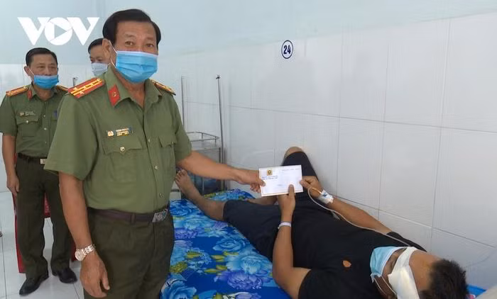 Mang sung den tru so cong an ban trong thuong mot Dai uy