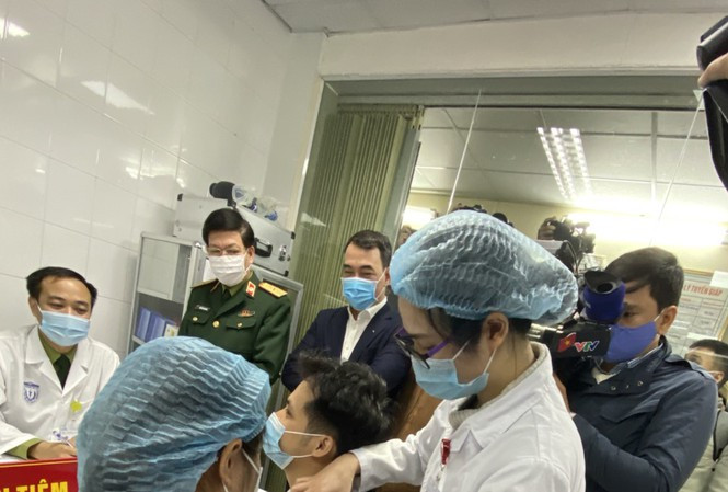 3 người tình nguyện tiêm vắc-xin ngừa COVID-19 đều khỏe mạnh 3 nguoi tinh nguyen tiem vac-xin ngua COVID-19 deu khoe manh