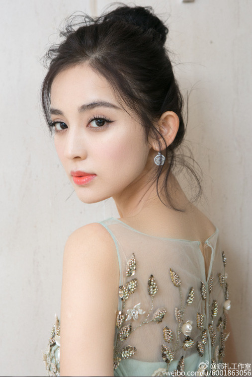  Chóp mũi cao, nhọn: Theo nhân tướng học, phụ nữ có chóp mũi cao, nhọn không phải là tướng cát tường. Đây là kiểu người điêu ngoa, gian xảo, hay mưu tính ngay cả trong chuyện tình yêu và hôn nhân gia đình.