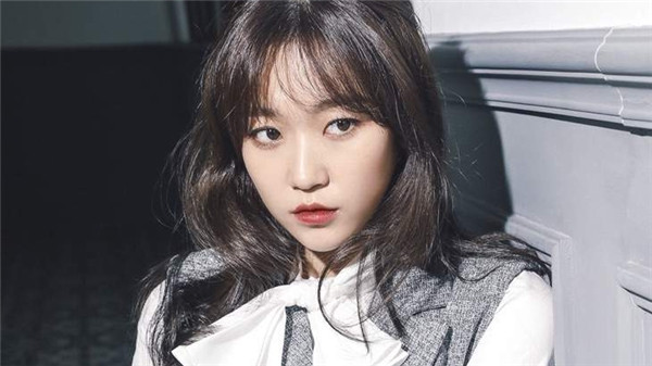 Phụ nữ có tướng mũi này thường coi trọng vật chất, đua đòi nhưng không thích động chân tay vào bất cứ việc gì. Lấy phải người phụ nữ như vậy làm vợ, người chồng có làm tối ngày cũng không đáp ứng được nhu cầu vật chất của họ và rất dễ bị phản bội.