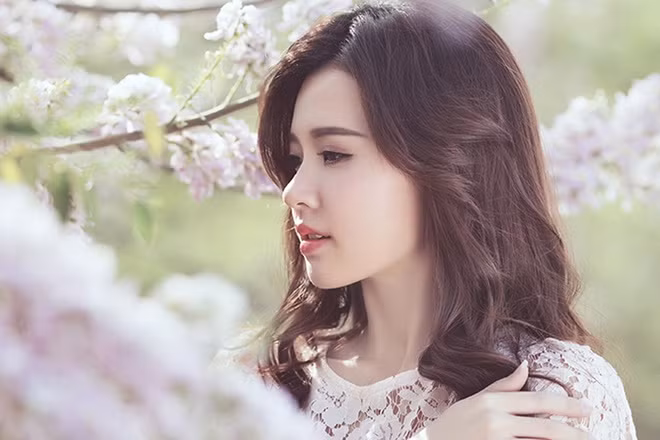  Gò má cao: Theo nhân tướng học, phụ nữ có xương gò má cao hoặc nhìn nghiêng có cảm giác như gò má sát với tai là tướng không tốt.