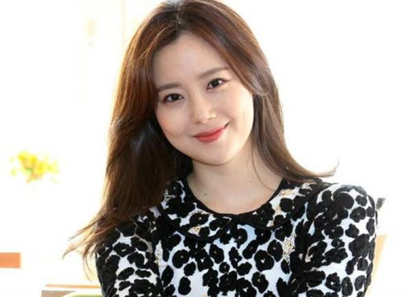  Môi dày, miệng rộng: Người xưa có câu "đàn ông miệng rộng thì sang, đàn bà miệng rộng tan hoang cửa nhà" để nhận định rằng những người phụ nữ miệng rộng dễ gây ra thị phi, khiến các mối quan hệ xung quanh trở nên rắc rối, nhiều mâu thuẫn. Dù không cố ý nhưng người phụ nữ có nét tướng này thường đặt cái tôi cá nhân lên cao, không biết nhún nhường, khéo léo trong giao tiếp.