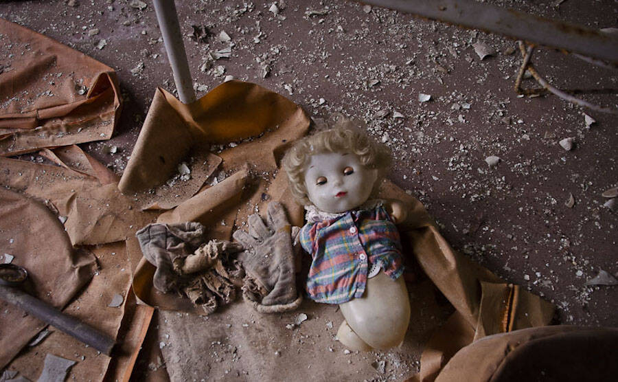 Một con búp bê bị vứt lại trong bệnh viện bỏ hoang ở Pripyat.