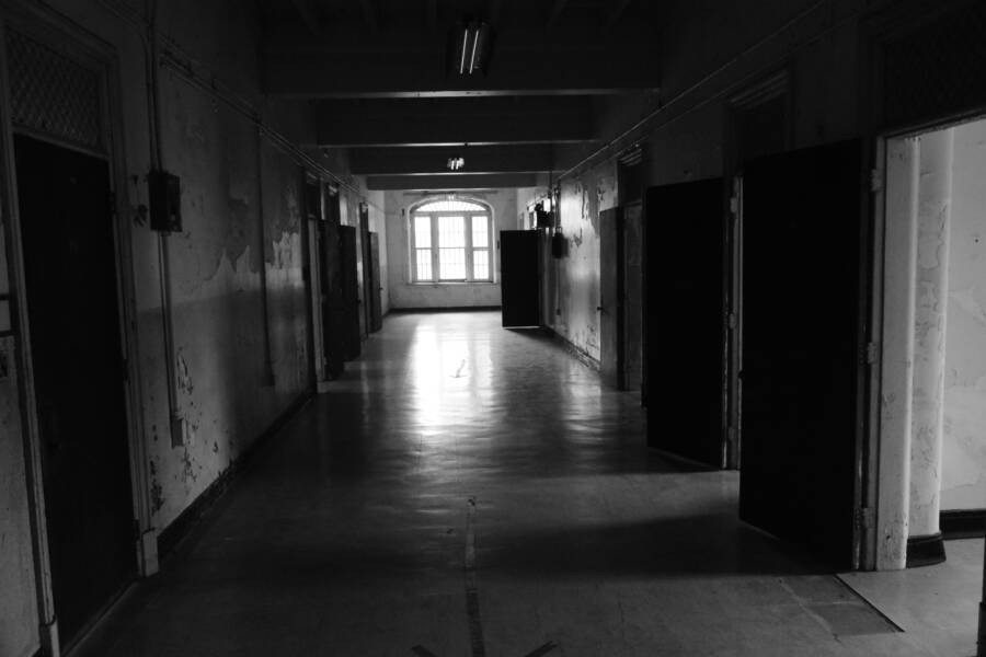 Khung cảnh u ám đến rùng rợn bên trong Trans-Allegheny Lunatic Asylum khiến nhiều người rùng mình sợ hãi khi ở bên trong.