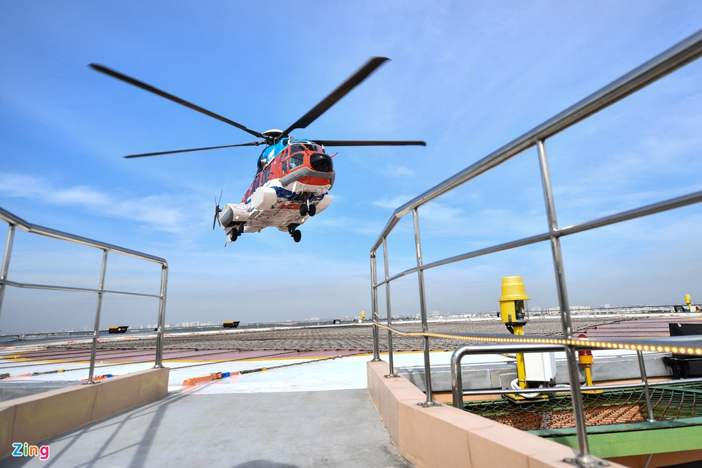 Hơn 8h40, chuyến bay cấp cứu bằng trực thăng đầu tiên tại Việt Nam chính thức hạ cánh trên nóc tòa nhà Viện Chấn thương chỉnh hình.