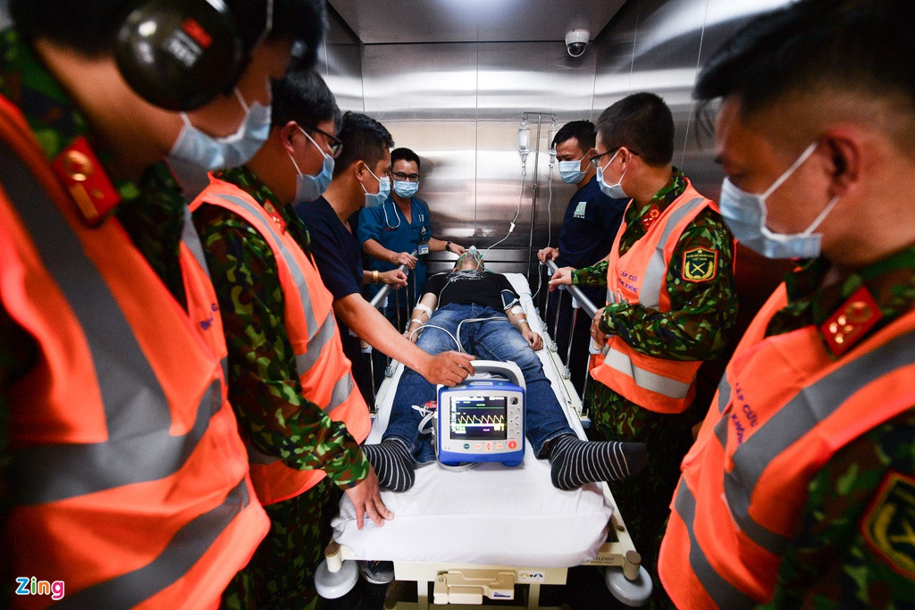 Thang máy được bố trí ngay sân thượng tòa nhà. Bệnh nhân được vận chuyển bằng thang máy xuống khu vực tiếp nhận bệnh đã có nhân viên y tế chờ sẵn. Chưa đầy 3 phút, ê-kíp cấp cứu đưa người bệnh từ sân đỗ xuống phòng cấp cứu để can thiệp, điều trị.