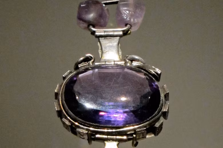 Sau khi ông Ferris chết, viên đá thạch anh tím Delhi được trao cho người con trai trưởng. Không lâu sau khi thừa kế viên đá quý trên, gia đình người con trai này cũng liên tiếp gặp chuyện xui xẻo khiến cả nhà sống trong nghèo khổ tới lúc chết.