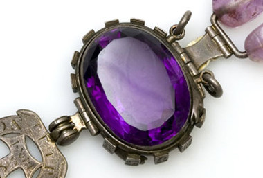 Ông Ferris cứ ngỡ có được viên đá thạch anh tím Delhi thì cuộc đời của ông sẽ ngày càng tốt đẹp hơn. Thế nhưng, mọi chuyện lại diễn ra theo chiều hướng ngược lại.