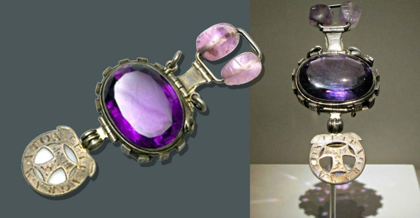 Kể từ khi sở hữu viên đá thạch anh tím Delhi, gia đình ông Ferris liên tiếp gặp những điều bất hạnh. Trong số này có việc nhiều thành viên trong gia đình mắc bệnh tật bí ẩn. Không chỉ mắc bệnh tật, kinh tế của gia đình ông Ferris ngày càng sa sút và sống trong nghèo khổ.