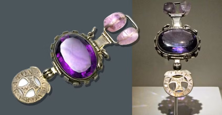 Kể từ khi sở hữu viên đá thạch anh tím Delhi, gia đình ông Ferris liên tiếp gặp những điều bất hạnh. Trong số này có việc nhiều thành viên trong gia đình mắc bệnh tật bí ẩn. Không chỉ mắc bệnh tật, kinh tế của gia đình ông Ferris ngày càng sa sút và sống trong nghèo khổ.