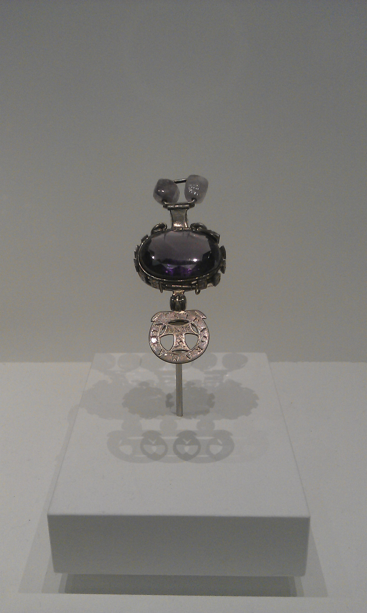 Vì vậy, sau một thời gian suy nghĩ, ông Allen quyết định vứt viên đá quý vướng "lời nguyền" xuống kênh đào Regent. Thế nhưng, 3 tháng sau, viên đá thạch anh tím Delhi được người nạo vét kênh tìm thấy rồi bán cho người lái buôn. Định mệnh sắp đặt nên ông Allen lần nữa lại sở hữu viên đá quý bị "nguyền rủa".