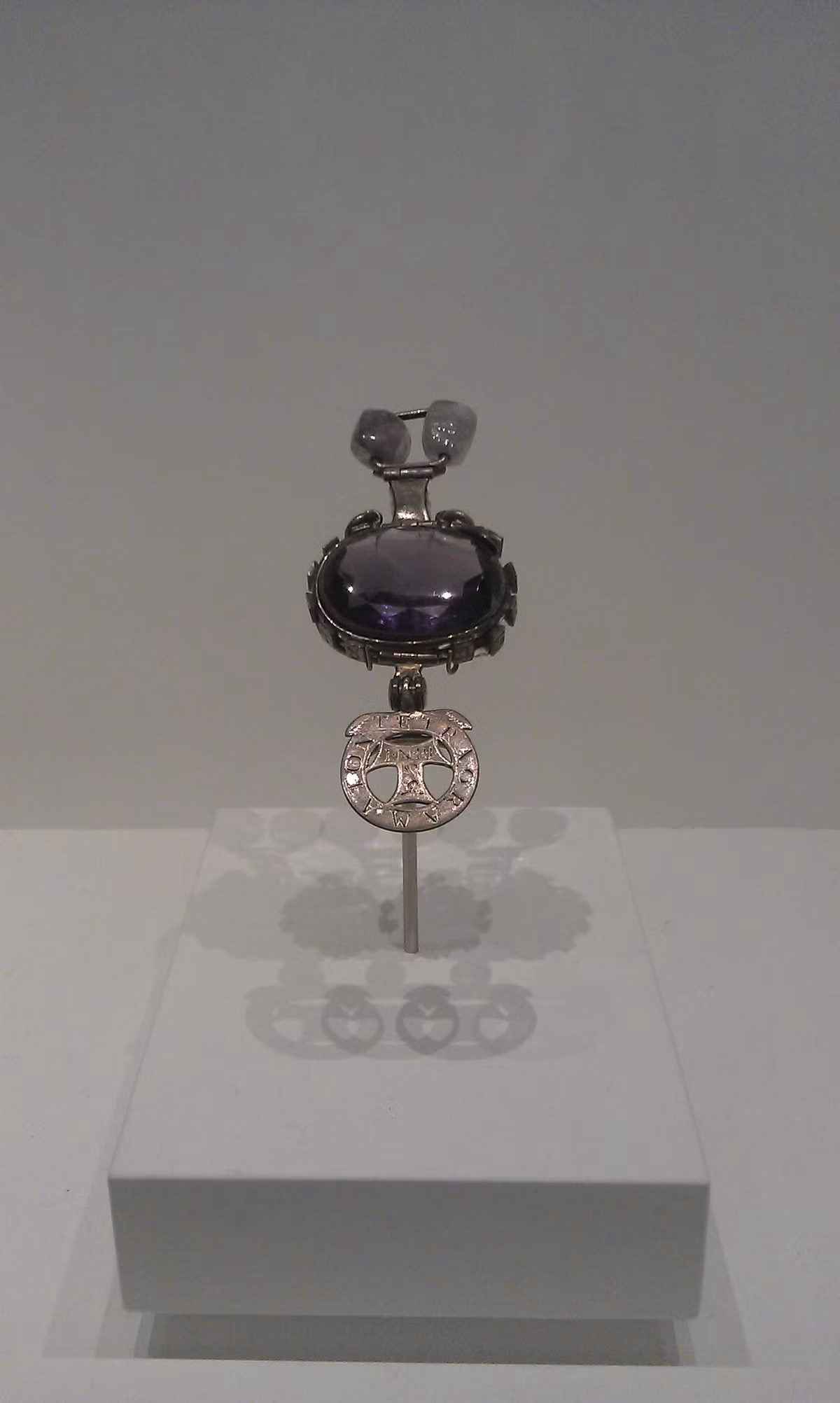 Vì vậy, sau một thời gian suy nghĩ, ông Allen quyết định vứt viên đá quý vướng "lời nguyền" xuống kênh đào Regent. Thế nhưng, 3 tháng sau, viên đá thạch anh tím Delhi được người nạo vét kênh tìm thấy rồi bán cho người lái buôn. Định mệnh sắp đặt nên ông Allen lần nữa lại sở hữu viên đá quý bị "nguyền rủa".