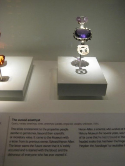 Lần này, ông Allen quyết định gửi viên đá quý vào ngân hàng và dặn dò con cháu chỉ được lấy ra sau khi ông chết. Vào năm 1943, con gái của ông Allen làm theo lời dặn dò của cha.