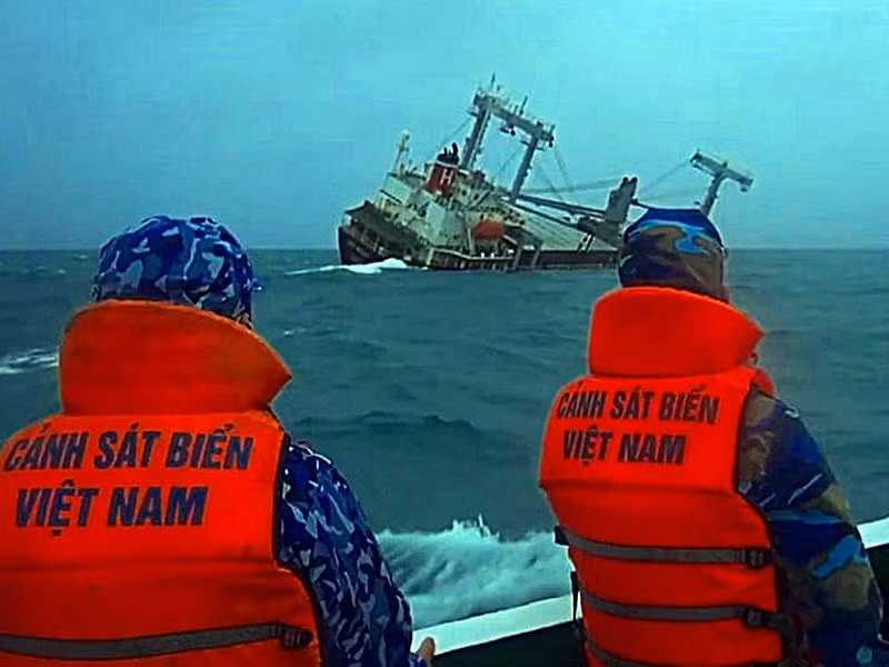 Tau Panama chim o Phu Quy, 4 nguoi chet, mat tich