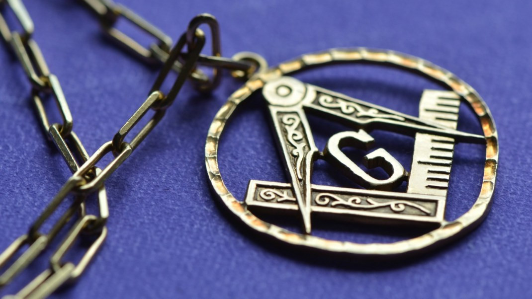 Nhà toán học Pitago nổi tiếng lịch sử được biết đến là một trong những thành viên khai sáng hội Tam điểm. Không những vậy, ông được cho chính là người sáng tạo ra biểu tượng quyền lực của hội Tam điểm.