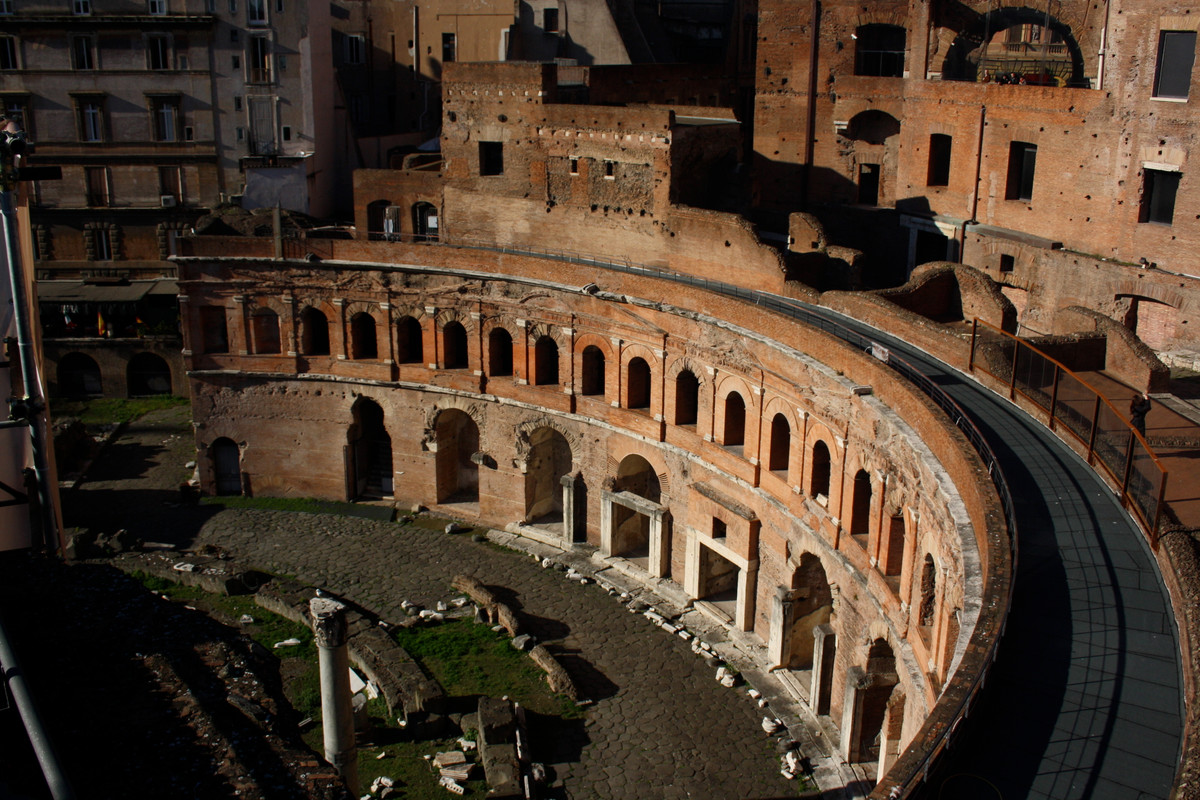 Sau khi hoàn thành, chợ Trajan trở thành một "trung tâm mua sắm" thời cổ đại với hơn 100 gian hàng. Những mặt hàng được bày bán ở đây gồm ngô, lúa mì, quần áo... Theo thời gian, chợ Trajan vô cùng sầm uất người bán, người mua. Giao thương phát triển giúp kinh tế của đế chế La Mã tăng trưởng nhanh.