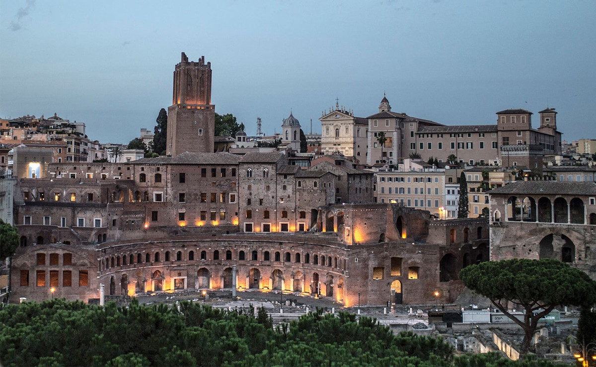 Những căn phòng ở tầng trên cùng được những người quản lý, quan chức phụ trách khu chợ sử dụng.