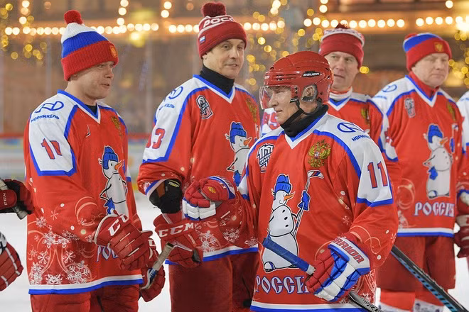 Trong 2 năm liên tiếp (năm 2018 và 2019), Tổng thống Putin trở thành tâm điểm truyền thông khi mặc áo đấu số 11 yêu thích để tham gia trận đấu mừng năm mới trong khuôn khổ “Giải đấu Khúc côn cầu Đêm” diễn ra vào tối 25/12 trên Quảng trường Đỏ ở thủ đô Moscow.