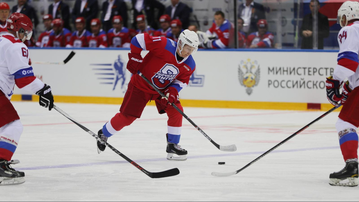 Là người yêu thích môn thể thao này, “Giải đấu Khúc côn cầu Đêm” là giải đấu thể thao nghiệp dư của Nga được tổ chức lần đầu ngày 15/12/2011 theo sáng kiến của ông Putin. Vào thời điểm đó, ông giữ chức Thủ tướng Nga.