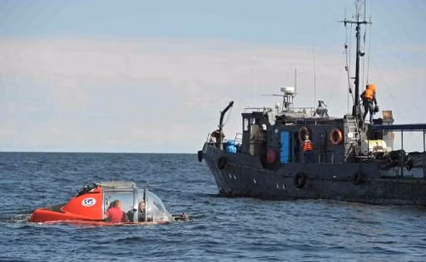 Chính vì vậy, Tổng thống Putin dành gần 30 phút để quan sát tàu khu trục nhỏ Oleg. Đây là một trong những con tàu lớn nhất của ngành đóng tàu Nga trước đây.