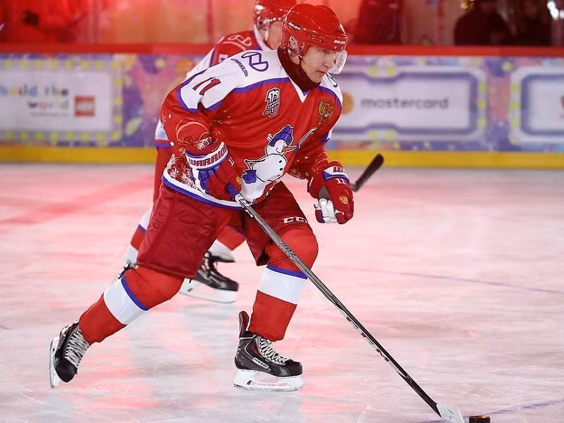 Trong khuôn khổ “Giải đấu Khúc côn cầu Đêm” tổ chức năm 2019, Tổng thống Putin chơi khúc côn cầu cùng các quan chức Nga và các huyền thoại bộ môn thể thao này.