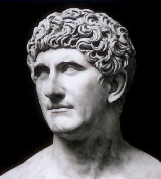 Theo đó, ông hoàng này ra lệnh bảo quản thi hài Mariamne bằng mật ong. Herod đại đế làm như vậy để có thể tiếp tục ở bên người vợ yêu và nhìn thấy bà mỗi khi nhớ nhung. Một số tài liệu nói rằng, Herod đại đế làm như vậy trong suốt 7 năm sau khi Mariamne chết.