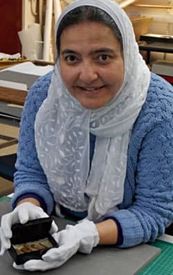 Cụ thể, bên trong chiếc hộp có chứa những mảnh gỗ tuyết tùng. Sau khi nghiên cứu tỉ mỉ, chuyên gia Eladany xác định những mảnh gỗ tuyết tùng đó được phát hiện trong Đại kim tự tháp Giza nổi tiếng của Ai Cập. Chúng bị thất lạc hơn 1 thế kỷ trước.