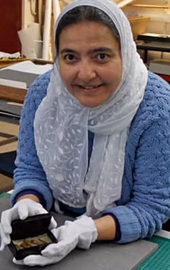 Cụ thể, bên trong chiếc hộp có chứa những mảnh gỗ tuyết tùng. Sau khi nghiên cứu tỉ mỉ, chuyên gia Eladany xác định những mảnh gỗ tuyết tùng đó được phát hiện trong Đại kim tự tháp Giza nổi tiếng của Ai Cập. Chúng bị thất lạc hơn 1 thế kỷ trước.