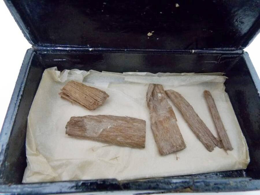 Trong khi phân loại và sắp xếp các cổ vật trong kho lưu trữ của Đại học Aberdeen, Scotland, chuyên gia Abeer Eladany phát hiện một hộp xì gà in hình lá cờ cũ của Ai Cập. Khi mở chiếc hộp này ra, chuyên gia Eladany bất ngờ vì thứ ở bên trong có liên quan đến Đại kim tự tháp Giza.