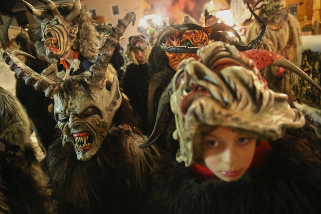 Theo truyền thuyết, đêm mà quỷ Krampus xuất hiện được gọi là Krampusnacht hay đêm Krampus. Ngày nay, nhiều người đóng giả làm quỷ Krampus bằng cách đeo mặt nạ gỗ, chuông, gắn sừng trên đầu, mặc bộ đồ làm bằng da cừu hoặc dê.