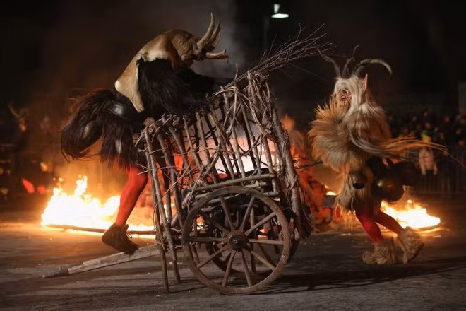 Họ đi lang thang trên đường phố để dọa nạt trẻ em trong lễ hội Krampusnacht. Một số người hóa trang thành Krampusnacht trốn trong các cửa hàng, nhà hàng.