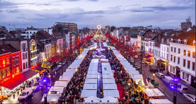 Không chỉ bán hàng hóa, những khu chợ Giáng sinh còn có những buổi biểu diễn âm nhạc hấp dẫn và sôi động. Các nhạc công, ca sĩ biểu diễn ở nhiều thời điểm trong ngày.