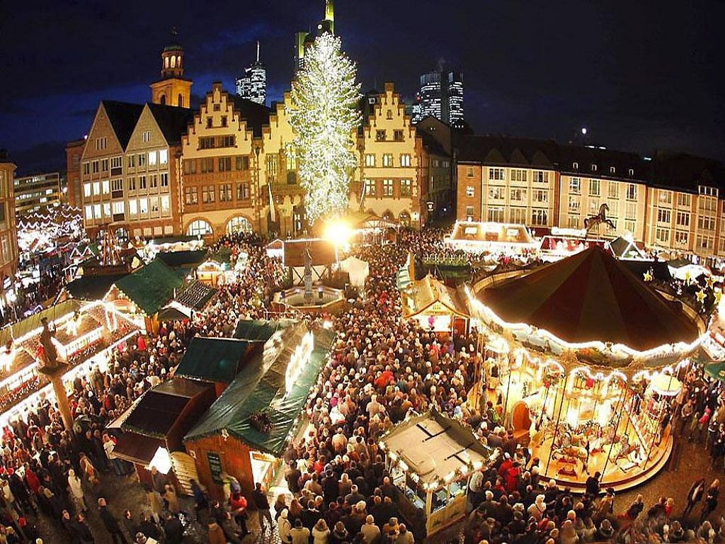 Vào mỗi dịp Giáng sinh, Christkindlmarkt trở nên rực rỡ và nhộn nhịp thu hút người dân Áo cũng như du khách thế giới với vui chơi, mua sắm những ngày cuối năm.