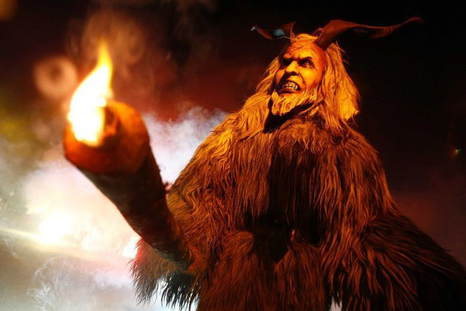 Xuất phát từ văn hóa dân gian Đức, Krampus được mô tả sẽ ghé qua từng ngôi nhà và để lại bó gậy bạch dương cho những đứa trẻ em hư hoặc đánh đòn chúng. Thậm chí, quỷ Krampus quăng những đứa trẻ hư vào bao tải hoặc gùi trên lưng rồi đem ném xuống suối hay đến thẳng địa ngục.