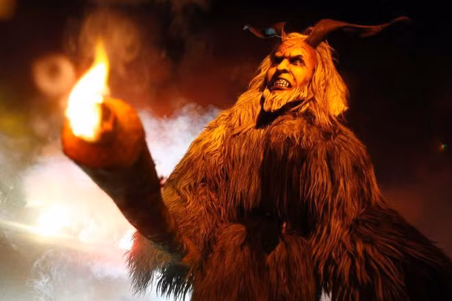 Xuất phát từ văn hóa dân gian Đức, Krampus được mô tả sẽ ghé qua từng ngôi nhà và để lại bó gậy bạch dương cho những đứa trẻ em hư hoặc đánh đòn chúng. Thậm chí, quỷ Krampus quăng những đứa trẻ hư vào bao tải hoặc gùi trên lưng rồi đem ném xuống suối hay đến thẳng địa ngục.