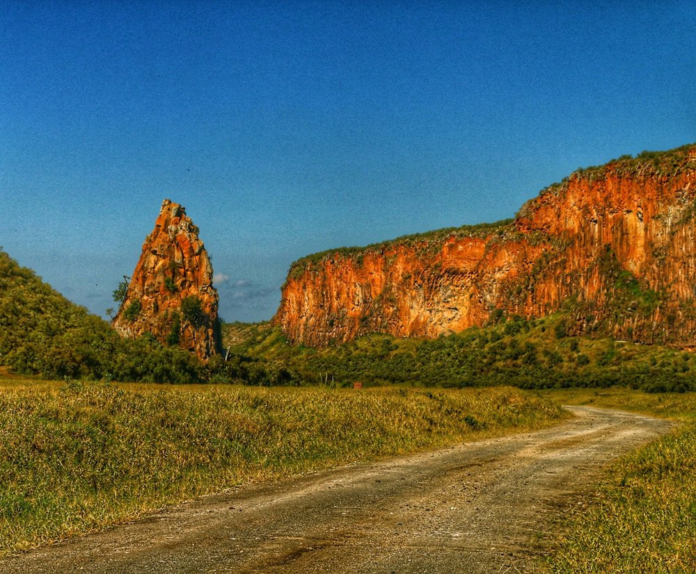 Trên đường tới địa điểm gặp người yêu, Masai ngoái đầu nhìn lại ngôi nhà mà bản thân đã sống trong nhiều năm.