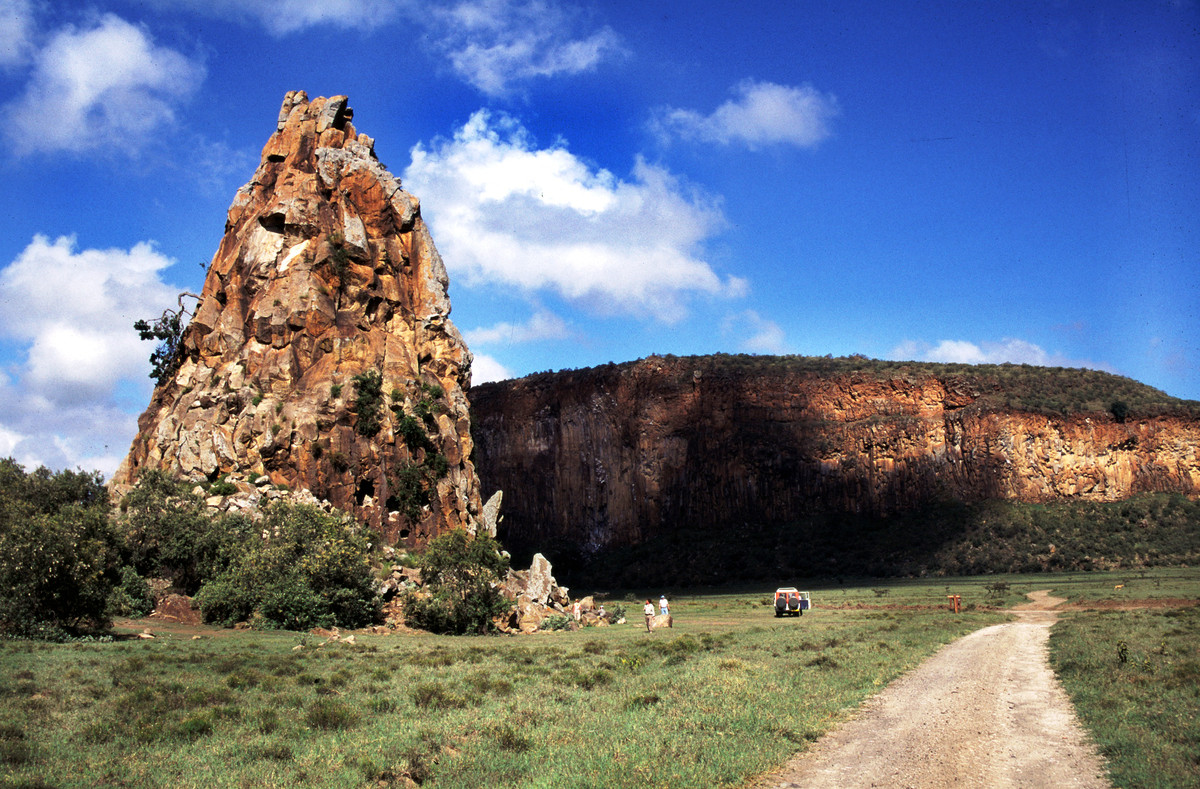 Theo giai thoại này, cô gái tên Masai đem lòng yêu một người đàn ông. Tuy nhiên cuộc tình của họ bị gia đình phản đối.