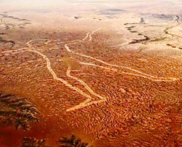 Tuy nhiên, không có bất cứ người nào lên tiếng xác nhận là tác giả hay có các bằng chứng liên quan đến hình vẽ khổng lồ Marree Man. Vì vậy, bí ẩn này không chỉ thu hút sự quan tâm của giới chuyên gia Australia mà còn có các nhà khoa học trên thế giới đi tìm lời giải cho những câu hỏi hóc búa.