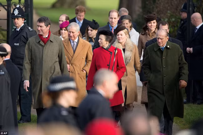 Đến sáng ngày 25/12, Nữ hoàng Elizabeth II và các thành viên Hoàng gia Anh cùng đến nhà thờ St Mary Magdalene để tham dự thánh lễ và cầu nguyện.