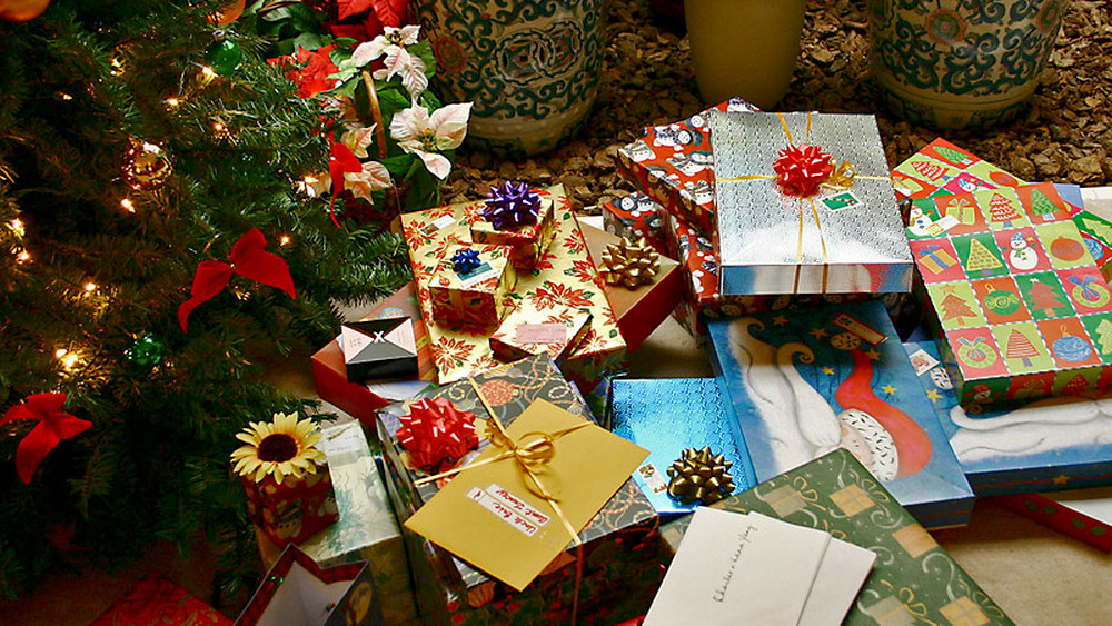 Tuy nhiên, thay vì mở quà vào sáng sớm ngày 25/12, những thành viên Hoàng gia sẽ quây quần, tặng quà cho nhau vào đêm 24/12.