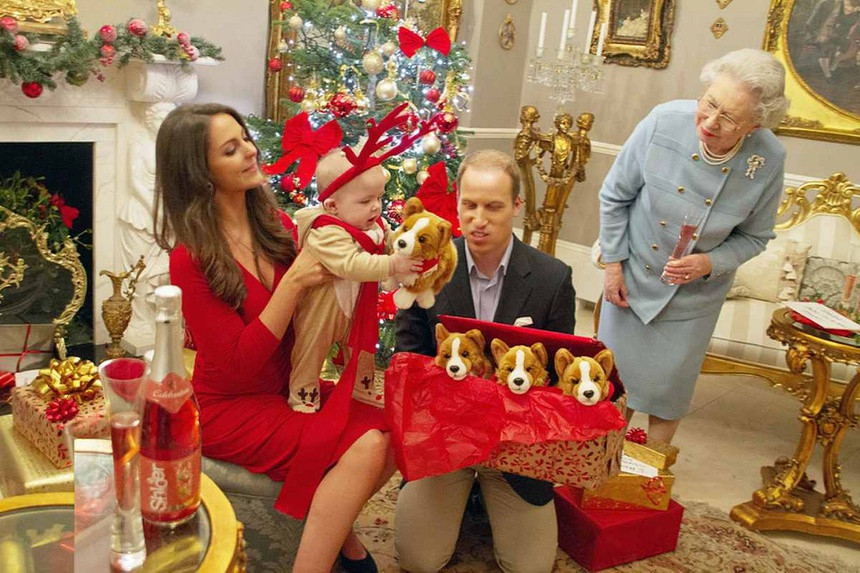 Các thành viên Hoàng gia Anh cũng thực hiện truyền thống tặng quà cho nhau vào dịp Giáng sinh.
