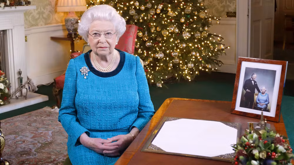 Khi tới Sandringham House, Nữ hoàng Anh Elizabeth II và các thành viên Hoàng gia Anh cùng nhau trang hoàng lộng lẫy cây thông Noel và các phòng.