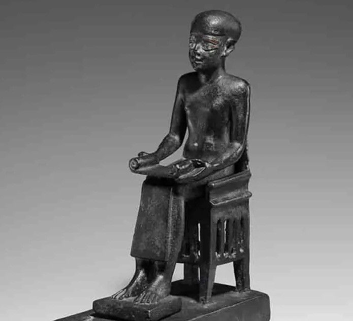 Theo các nhà nghiên cứu lịch sử, Imhotep (2667 trước Công nguyên - 2600 trước Công nguyên) là một polymath Ai Cập. Polyath được người Ai Cập thời cổ đại sử dụng để chỉ một chuyên gia về nhiều lĩnh vực).