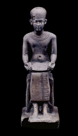 Trên thực tế, Imhotep không chỉ là một kiến trúc sư tài ba mà còn là tể tướng, thầy tu, nhà chiêm tinh, nhà triết học, nhà nghiên cứu y khoa...