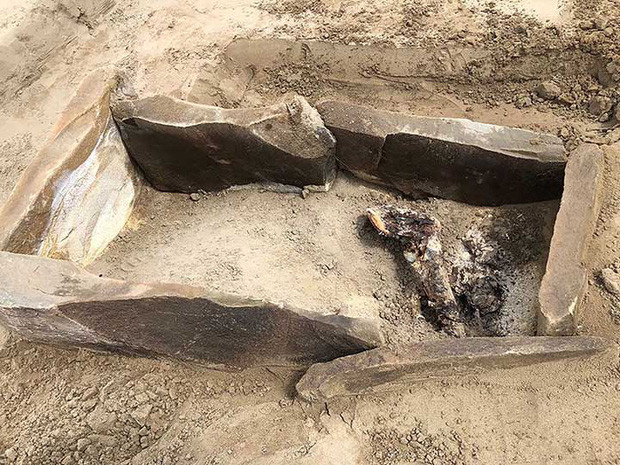 Thêm nữa, xác ướp "người đẹp ngủ" còn được chôn cất cùng với một bữa ăn và mang một túi đựng hạt thông sang thế giới bên kia. Ở nơi chôn cất, người ta còn phát hiện một chiếc hộp làm bằng vỏ cây bạch dương đựng cây lược cổ Trung Quốc và chiếc bình.