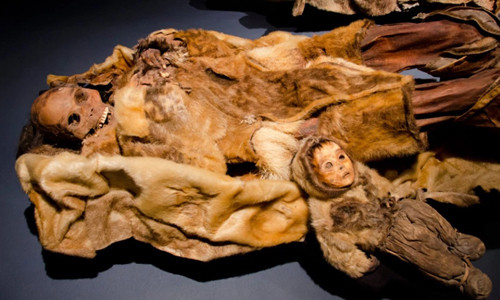8 xác ướp (gồm 6 người lớn và 2 trẻ em) người Inuit được tìm thấy trong tình trạng nguyên vẹn tại Qilakitsoq, Greenland, năm 1972. Theo các chuyên gia, những thi hài này được ướp xác tự nhiên nhờ khí hậu cực lạnh của nơi này.