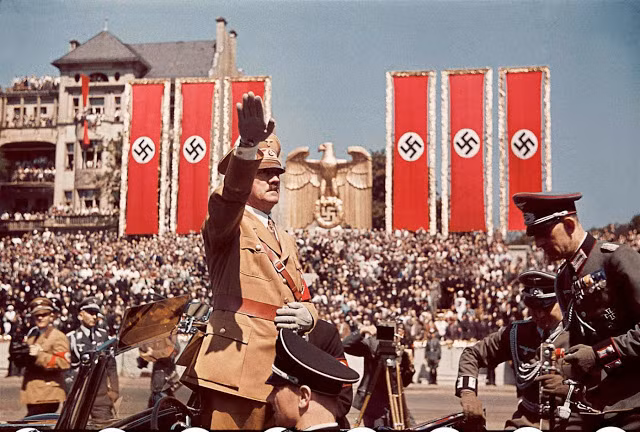 Hitler tham dự cuộc mít tinh lớn do quân đội Đức quốc xã tổ chức năm 1939.